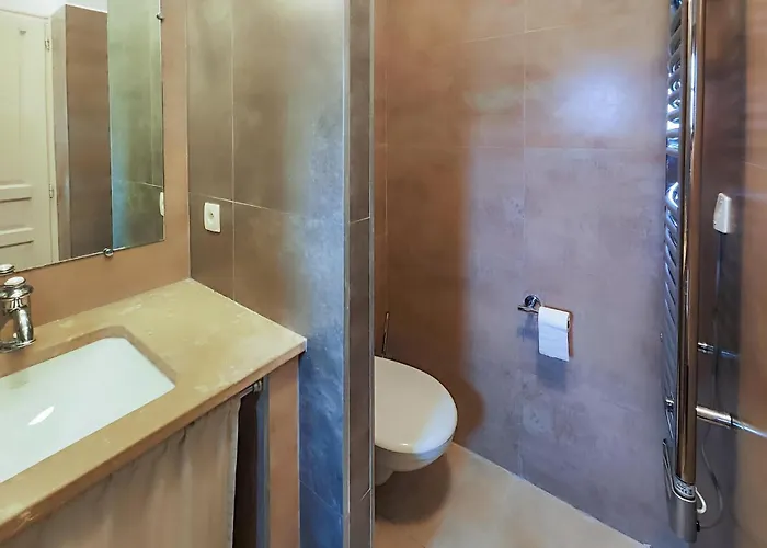 2 Bedroom Lovely In Saint-laurent-de-la-ca