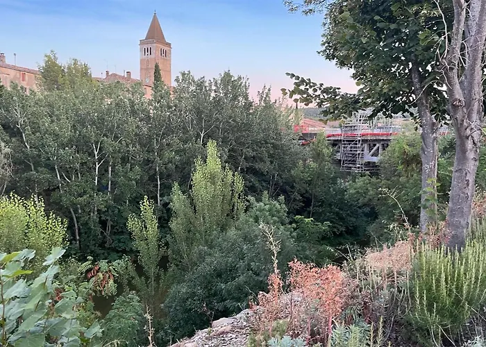 2 Bedroom Lovely In Saint-laurent-de-la-ca *