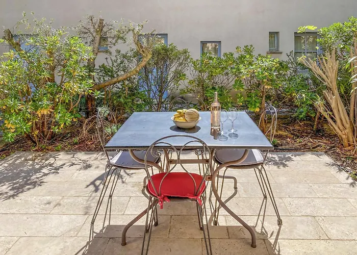 2 Bedroom Lovely In Saint-laurent-de-la-ca *